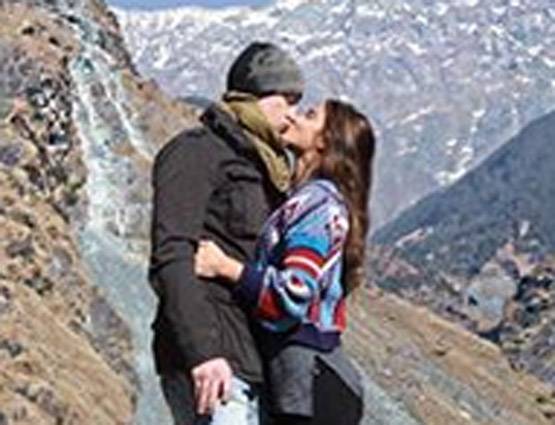 'नागिन' एक्ट्रेस की रोमांटिक फोटो वायरल, पति को Kiss करती दिखीं