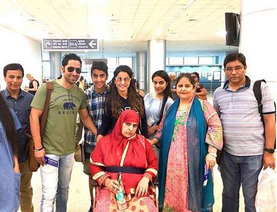 PHOTOS: फैमिली हॉलीडे के बाद बॉयफ्रेंड संग सैर पर निकलीं हिना