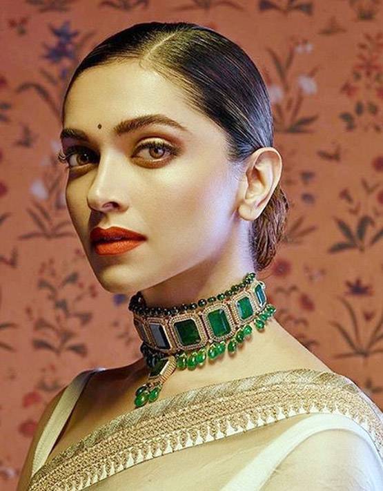 'ट्रेडिशनल' दीपिका का रॉयल अंदाज, पद्मावत लुक को छोड़ा पीछे