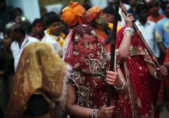 जानिए, बरसाना में क्यों और कैसे खेलते हैं लट्ठमार होली