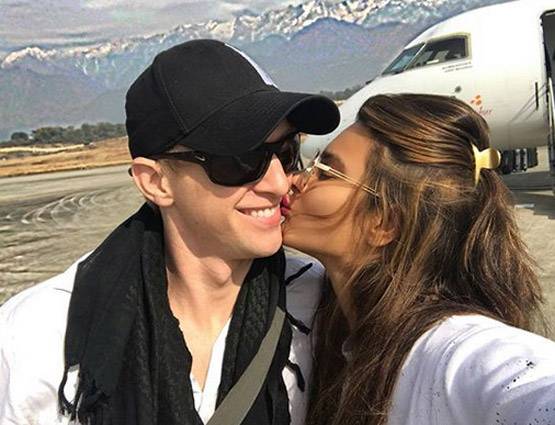 'नागिन' एक्ट्रेस की रोमांटिक फोटो वायरल, पति को Kiss करती दिखीं