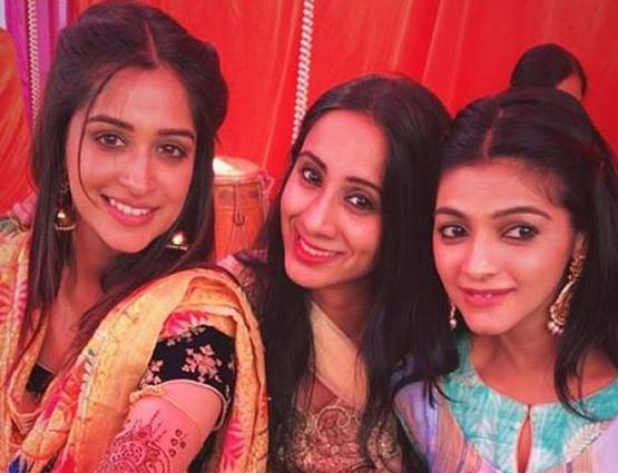 'सिमर' के हाथों में रची मेहंदी, शोएब ने शादी से पहले किया प्रपोज