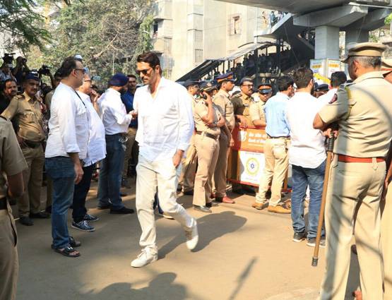 PHOTOS: अंबानी-शाहरुख सहित ये पहुंचे श्रीदेवी को अं‍तिम विदाई देने