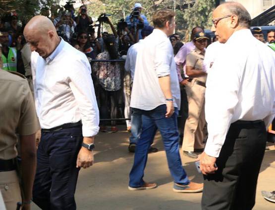 PHOTOS: अंबानी-शाहरुख सहित ये पहुंचे श्रीदेवी को अं‍तिम विदाई देने