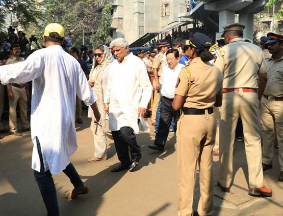 PHOTOS: अंबानी-शाहरुख सहित ये पहुंचे श्रीदेवी को अं‍तिम विदाई देने