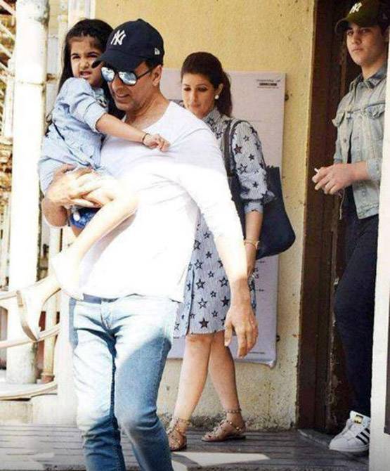 ट्विंकल ने बताया- उनके किसिंग सीन पर बेटे आरव का रिएक्शन