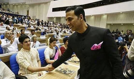 ट्विंकल ने बताया- उनके किसिंग सीन पर बेटे आरव का रिएक्शन