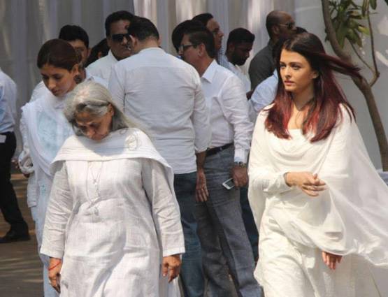 श्‍मशान तक 'मॉम' श्रीदेवी के सिरहाने ऐसे खड़ी रहीं खुशी-जाह्नवी