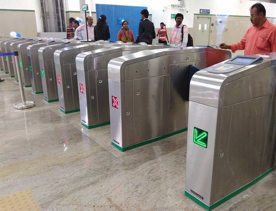 बेंगलुरु मेट्रो में लोग कर रहे ये अजीब हरकत, जानकर चौंक जाएंगे आप