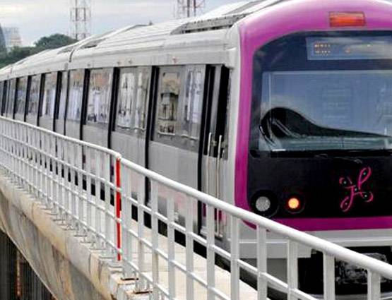 बेंगलुरु मेट्रो में लोग कर रहे ये अजीब हरकत, जानकर चौंक जाएंगे आप