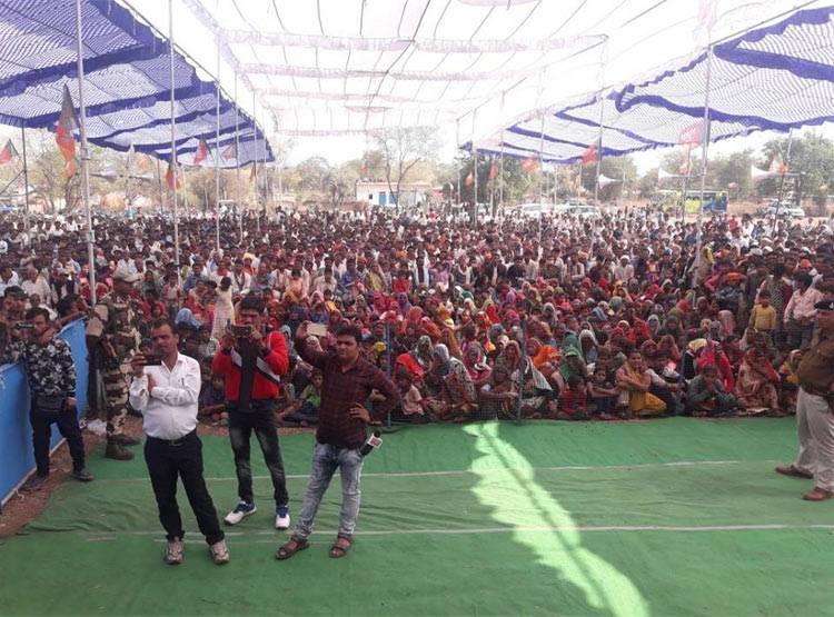 ग्राउंड में सिंधिया दे रहे थे भाषण, ऊपर उड़ रहा था शिवराज का हेलिकॉप्टर