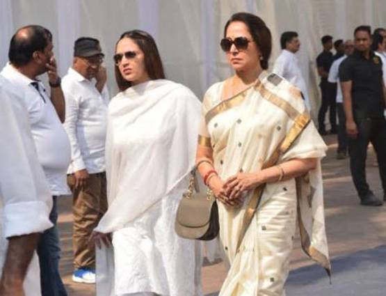 श्‍मशान तक 'मॉम' श्रीदेवी के सिरहाने ऐसे खड़ी रहीं खुशी-जाह्नवी