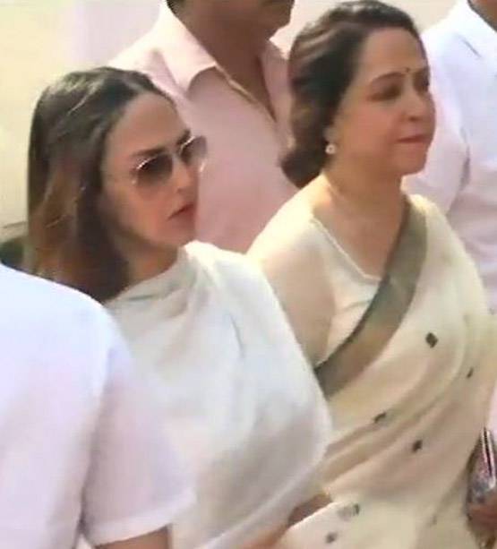 PHOTOS: अंतिम सफर पर तिरंगे में लिपटी निकलीं श्रीदेवी