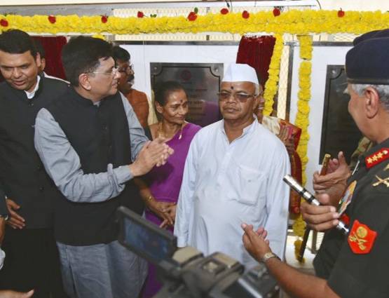 एलफिंस्टन ब्रिज बनकर तैयार, फूल विक्रेता ने किया उद्घाटन