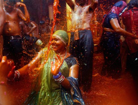 ब्रज की होली: फूलों, लड्डू, लाठियों से खेली जाती है अनूठी होली