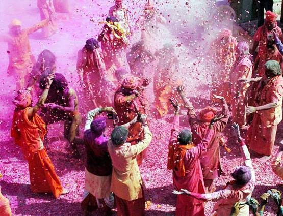 ब्रज की होली: फूलों, लड्डू, लाठियों से खेली जाती है अनूठी होली