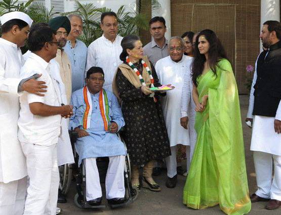 PHOTOS: लालू, सोनिया, राजनाथ, केजरीवाल ऐसे खेलते हैं होली