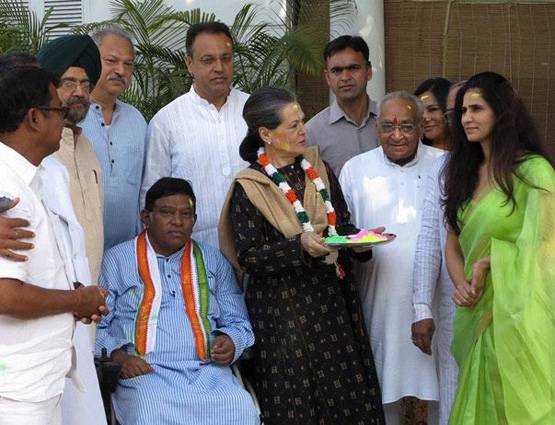 PHOTOS: लालू, सोनिया, राजनाथ, केजरीवाल ऐसे खेलते हैं होली