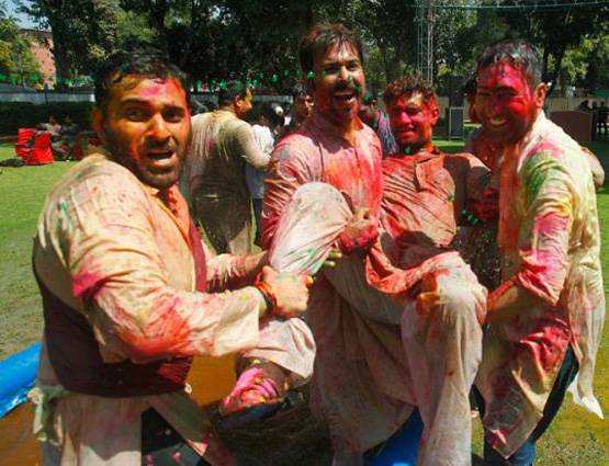 PHOTOS: लालू, सोनिया, राजनाथ, केजरीवाल ऐसे खेलते हैं होली