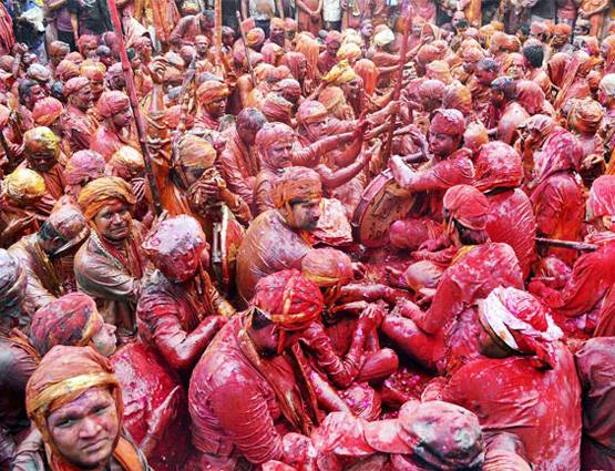 ब्रज की होली: फूलों, लड्डू, लाठियों से खेली जाती है अनूठी होली