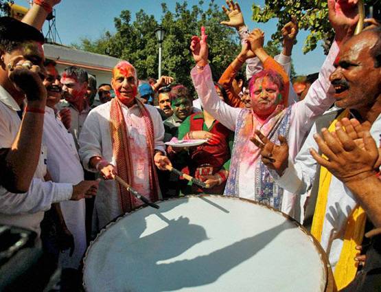 PHOTOS: लालू, सोनिया, राजनाथ, केजरीवाल ऐसे खेलते हैं होली