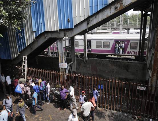 एलफिंस्टन ब्रिज बनकर तैयार, फूल विक्रेता ने किया उद्घाटन