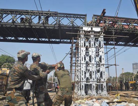 एलफिंस्टन ब्रिज बनकर तैयार, फूल विक्रेता ने किया उद्घाटन