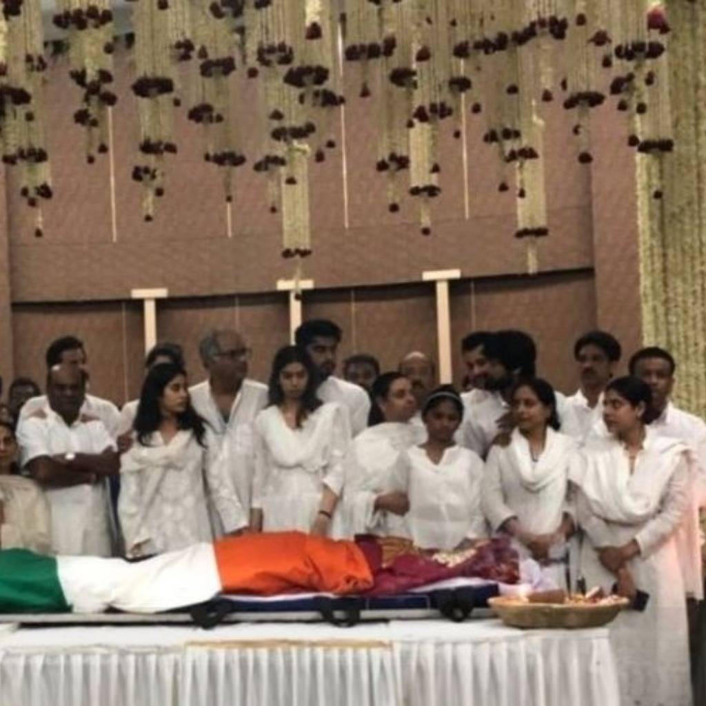 PHOTOS: ट्रक में श्रीदेवी के पार्थिव शरीर के पास खड़े दिखे अर्जुन कपूर