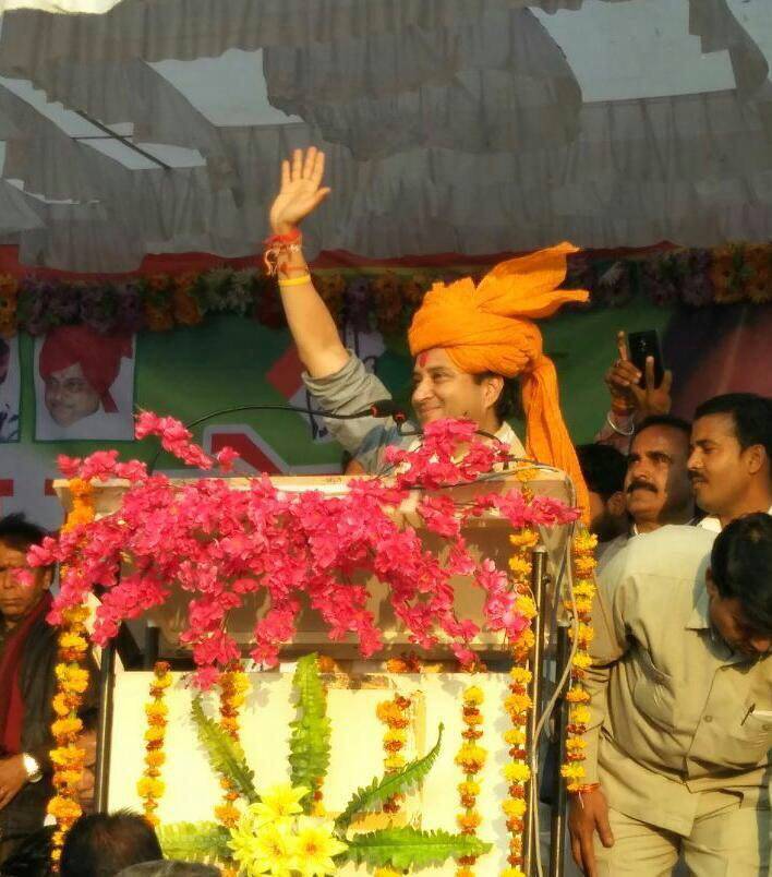 ग्राउंड में सिंधिया दे रहे थे भाषण, ऊपर उड़ रहा था शिवराज का हेलिकॉप्टर