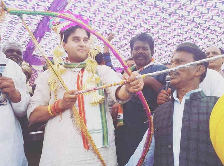 ग्राउंड में सिंधिया दे रहे थे भाषण, ऊपर उड़ रहा था शिवराज का हेलिकॉप्टर