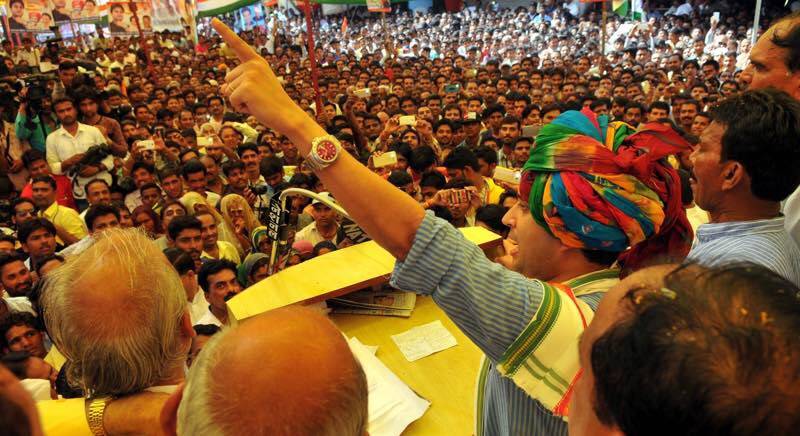ग्राउंड में सिंधिया दे रहे थे भाषण, ऊपर उड़ रहा था शिवराज का हेलिकॉप्टर