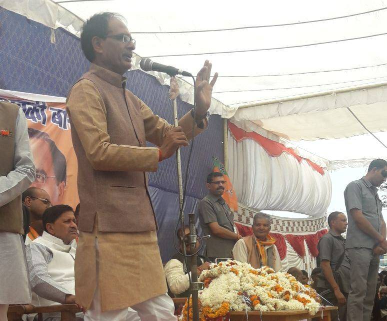 ग्राउंड में सिंधिया दे रहे थे भाषण, ऊपर उड़ रहा था शिवराज का हेलिकॉप्टर