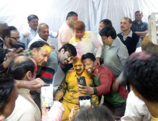 PHOTOS: लालू, सोनिया, राजनाथ, केजरीवाल ऐसे खेलते हैं होली