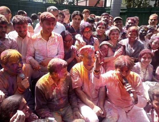 PHOTOS: लालू, सोनिया, राजनाथ, केजरीवाल ऐसे खेलते हैं होली