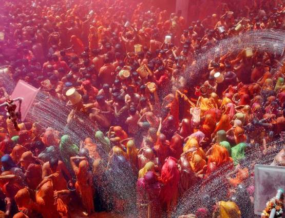 ब्रज की होली: फूलों, लड्डू, लाठियों से खेली जाती है अनूठी होली