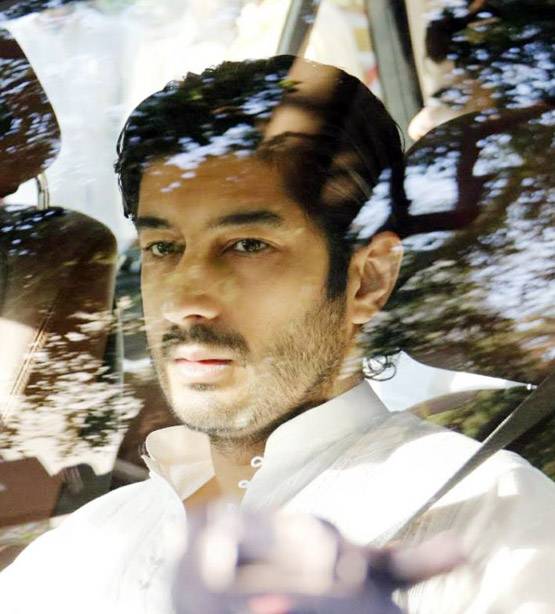 PHOTOS: श्रीदेवी के पसंदीदा सफेद फूल लेकर लाइन में खड़े हैं फैन्स