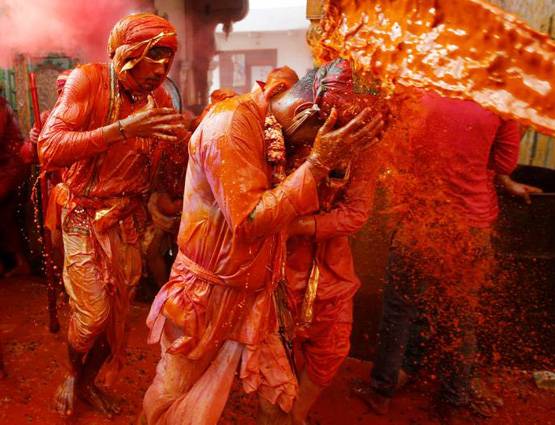 ब्रज की होली: फूलों, लड्डू, लाठियों से खेली जाती है अनूठी होली