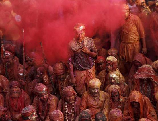 ब्रज की होली: फूलों, लड्डू, लाठियों से खेली जाती है अनूठी होली