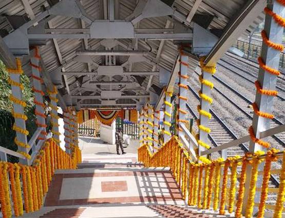 एलफिंस्टन ब्रिज बनकर तैयार, फूल विक्रेता ने किया उद्घाटन