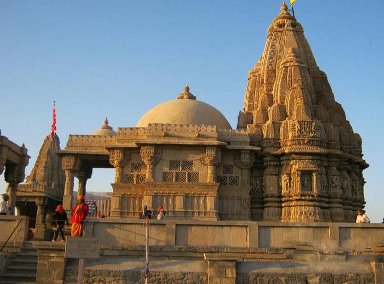 जानिए मठ में दीक्षा लेने के बाद नाम के साथ क्या जुड़ता है?