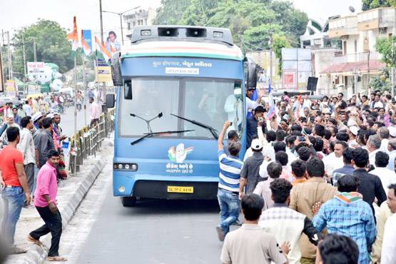 हर रंग कुछ कहता है: राहुल गांधी की चुनावी बसों का बदलता रंग