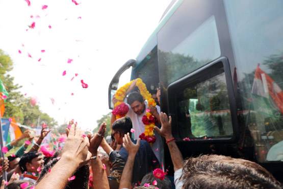 हर रंग कुछ कहता है: राहुल गांधी की चुनावी बसों का बदलता रंग