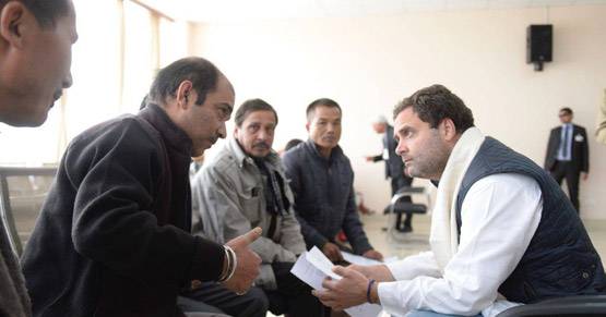 फ्लाइट में राहुल गांधी ने किया ऐसा काम, PHOTOS हुईं वायरल