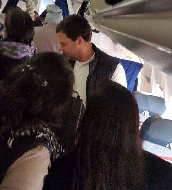 फ्लाइट में राहुल गांधी ने किया ऐसा काम, PHOTOS हुईं वायरल