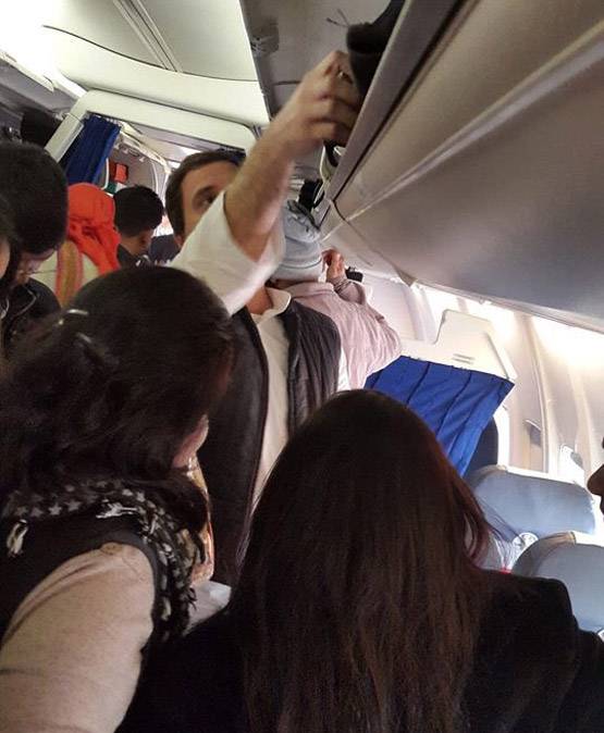 फ्लाइट में राहुल गांधी ने किया ऐसा काम, PHOTOS हुईं वायरल