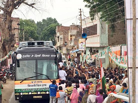 हर रंग कुछ कहता है: राहुल गांधी की चुनावी बसों का बदलता रंग