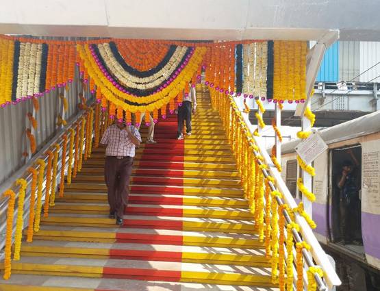 एलफिंस्टन ब्रिज बनकर तैयार, फूल विक्रेता ने किया उद्घाटन