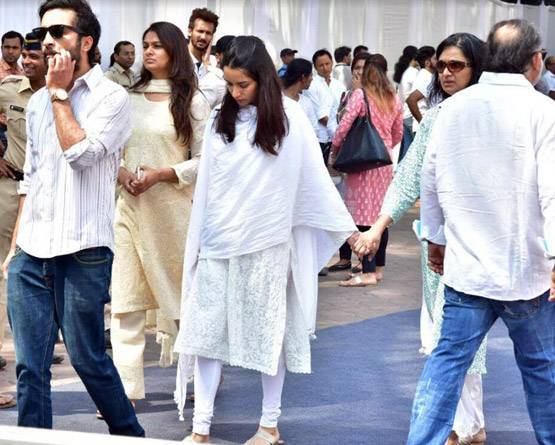 PHOTOS: अंतिम सफर पर तिरंगे में लिपटी निकलीं श्रीदेवी