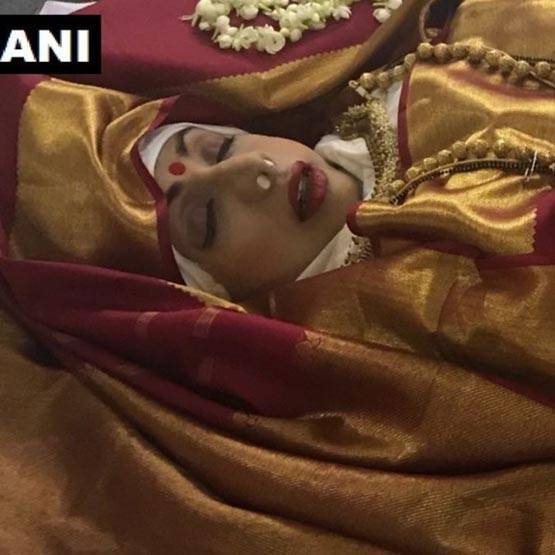 सफेद फूलों से सजे ट्रक में श्रीदेवी की अंतिम यात्रा, शाहरुख भी पहुंचे