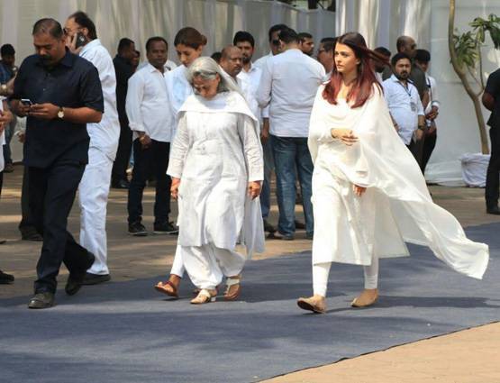 PHOTOS: अंतिम सफर पर तिरंगे में लिपटी निकलीं श्रीदेवी